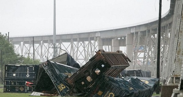 В США ветер сдул с моста 11 железнодорожных вагонов  