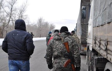 Волонтеры Штаба Ахметова под обстрелами доставили наборы выживания в Гранитное