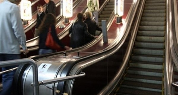 В Киеве в метро на эскалаторе умер мужчина