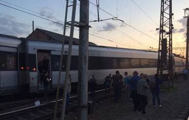 Скоростной поезд Киев-Харьков сошел с рельсов во вторник вечером