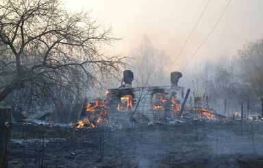 Пожарные остановили распространение огня в сторону ЧАЭС