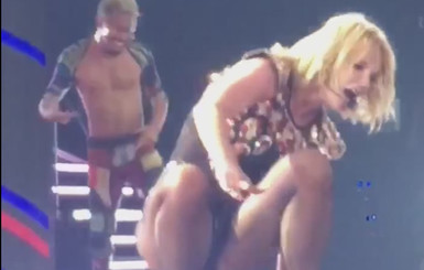 Бритни Спирс упала на сцене во время концерта