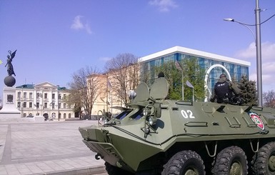 В Харькове силовики патрулируют улицы на БТРах