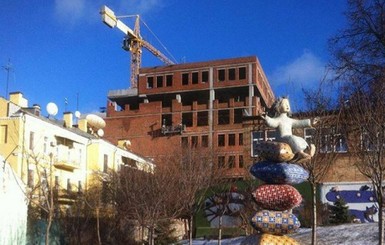 Киевсовет требует снести два этажа в скандальном доме в Десятинном переулке