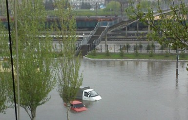 Краматорск накрыл дождь с градом: людям и машинам пришлось учиться плавать