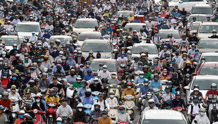 Толпа людей во Вьетнаме после ослабления карантина 