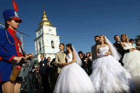 В столице одновременно поженились 50 пар! 