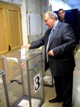 Симферопольский мэр проголосовал сразу после открытия участка 