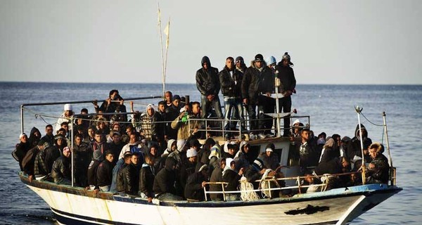 Мигранты массово бегут из Африки на лодках 