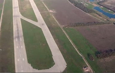 В сети показали, что от взлетно-посадочной полосы Донецкого аэропорта осталось