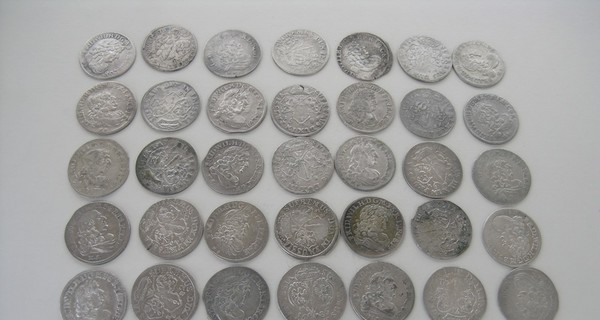 Житель Волыни пытался вывезти в Польшу старинные монеты и украшения XVI-XX веков