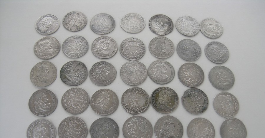 Житель Волыни пытался вывезти в Польшу старинные монеты и украшения XVI-XX веков