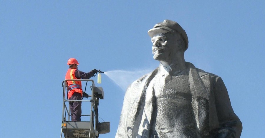 В Донецке снесли барельеф в честь Стуса и промыли с шампунем главного Ленина