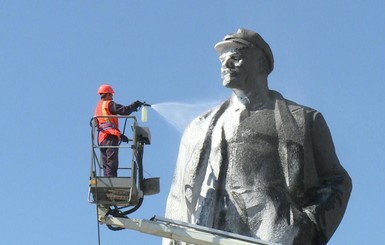 В Донецке снесли барельеф в честь Стуса и промыли с шампунем главного Ленина