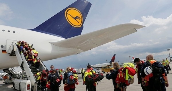 Самолет с эвакуированными из Непала украинцами отправился в Баку