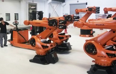 В Китае люди строят завод для роботов