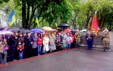 Запорожские коммунисты вышли на митинг с георгиевскими лентами