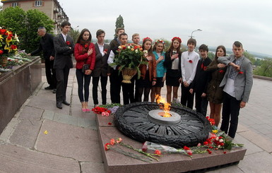 В Днепропетровске 8 мая школьники возлагают цветы, а майдановцы организовали марш памяти