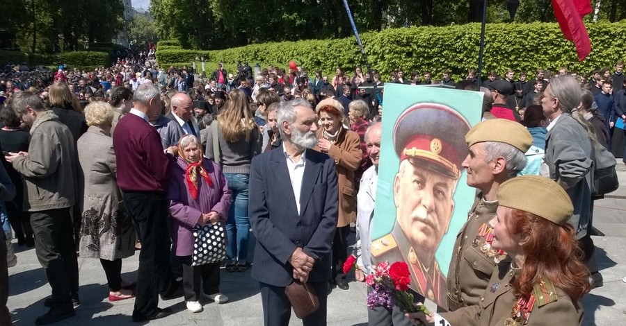 День Победы: георгиевские ленточки, портрет Сталина и трофейный российский танк