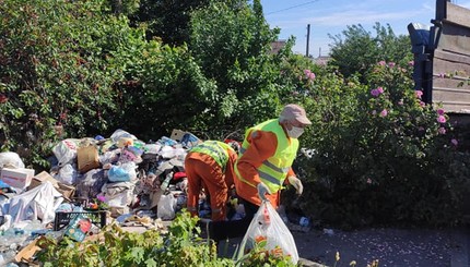 В Запорожье из усадьбы “мусорной королевы” отходы эвакуируют самосвалом