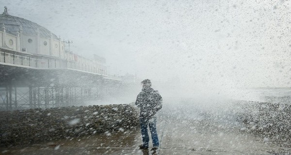 Шутки природы: тайфун в Филиппинах, Челябинск в снегу и США в ожидании шторма
