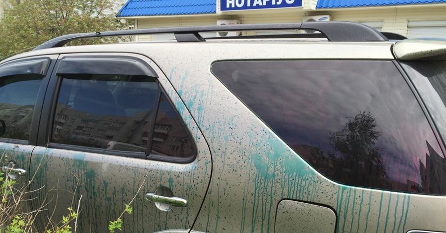 В Киеве облили зеленкой машину главы района
