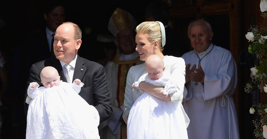Князь Альбер и княгиня Шарлен крестили близнецов