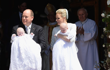 Князь Альбер и княгиня Шарлен крестили близнецов