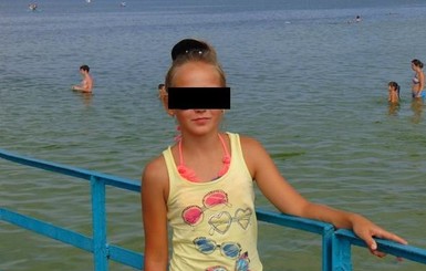 Возле Львова на похороны 12-летней Дианы Ленкивской школьники несли море белых цветов