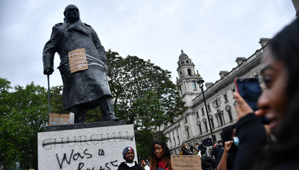 В Британии протестующие осквернили памятник Черчилля