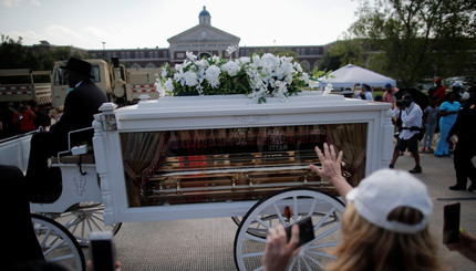 В Техасе похоронили Джорджа Флойда, погибшего при задержании полицейскими