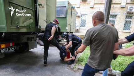 Под Шевченковским судом произошли стычки между сторонниками Стерненко и полицейскими 