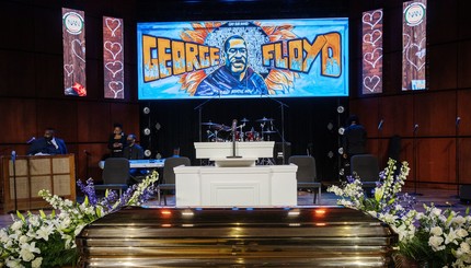 В Миннеаполисе прошла церемония прощания афроамериканцем Джорджем Флойдом, погибшим от рук полицейских 