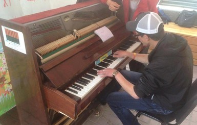В Киеве вандалы изуродовали пианино на Крещатике
