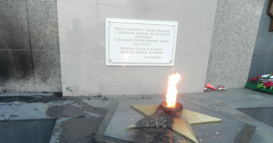В Бурятии подожгли мемориал Победы 