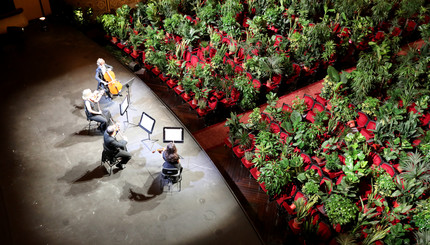 Оперный театр в Барселоне провел концерт для комнатных растений