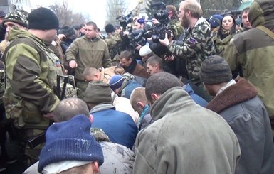 Правозащитники рассказали, как участники конфликта на Донбассе пленных пытают