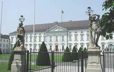 В Берлине во двор резиденции президента бросили коктейль Молотова