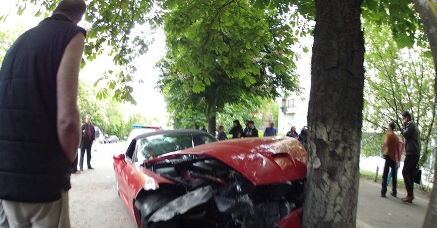 В Киеве элитный Dodge Viper на полном ходу врезался в каштан