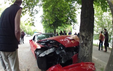 В Киеве элитный Dodge Viper на полном ходу врезался в каштан