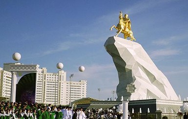 В Туркменистане действующему президенту установили позолоченный памятник