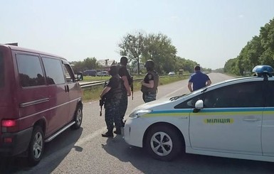Под Харьковом неизвестный убил двух человек и взял заложников