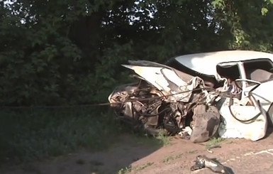 На Одесской трассе легковушка врезалась в грузовик, есть жертвы