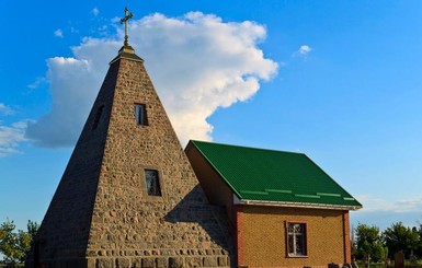 Самые необычные церкви Украины: из 300-метровой глубины на километровую высоту