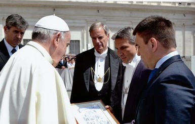 Климкин передал Папе Римскому рисунки украинских детей и пригласил его в Киев