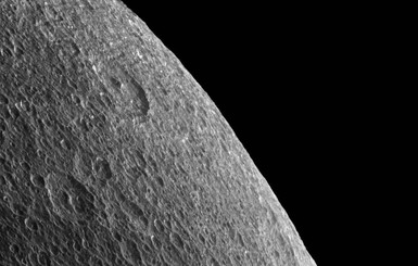 NASA показало фото спутника Сатурна 