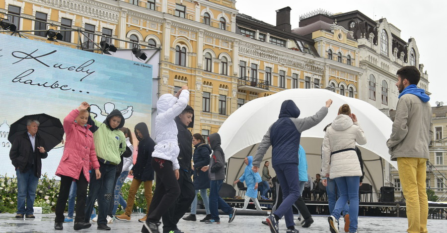 В честь Дня Киева на Софийской площади падали зонты и мокли дети