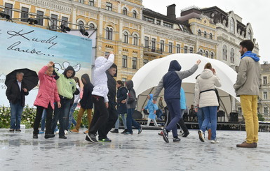В честь Дня Киева на Софийской площади падали зонты и мокли дети