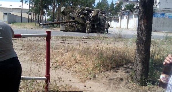 СМИ: В Северодонецке перевернулся танк