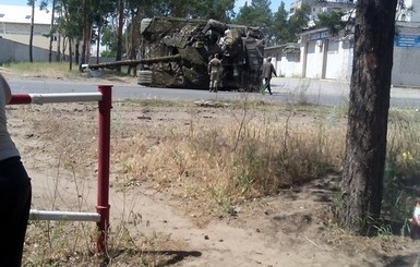 СМИ: В Северодонецке перевернулся танк